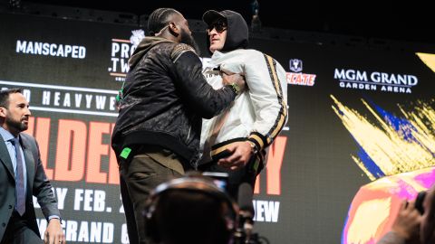 Momento en el que Wilder (izq.) y Fury llegaron a los empujones.