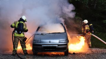 La manta contra incendios es capaz de actuar en menos de 20 segundos y sofocar el fuego del auto por completo