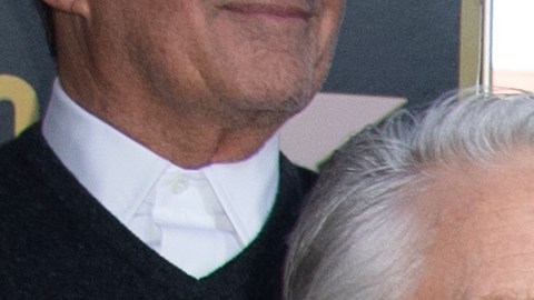 Kirk Douglas en la ceremonia en honor a su hijo Michael Douglas, con una estrella en el Paseo de la Fama de Hollywood.