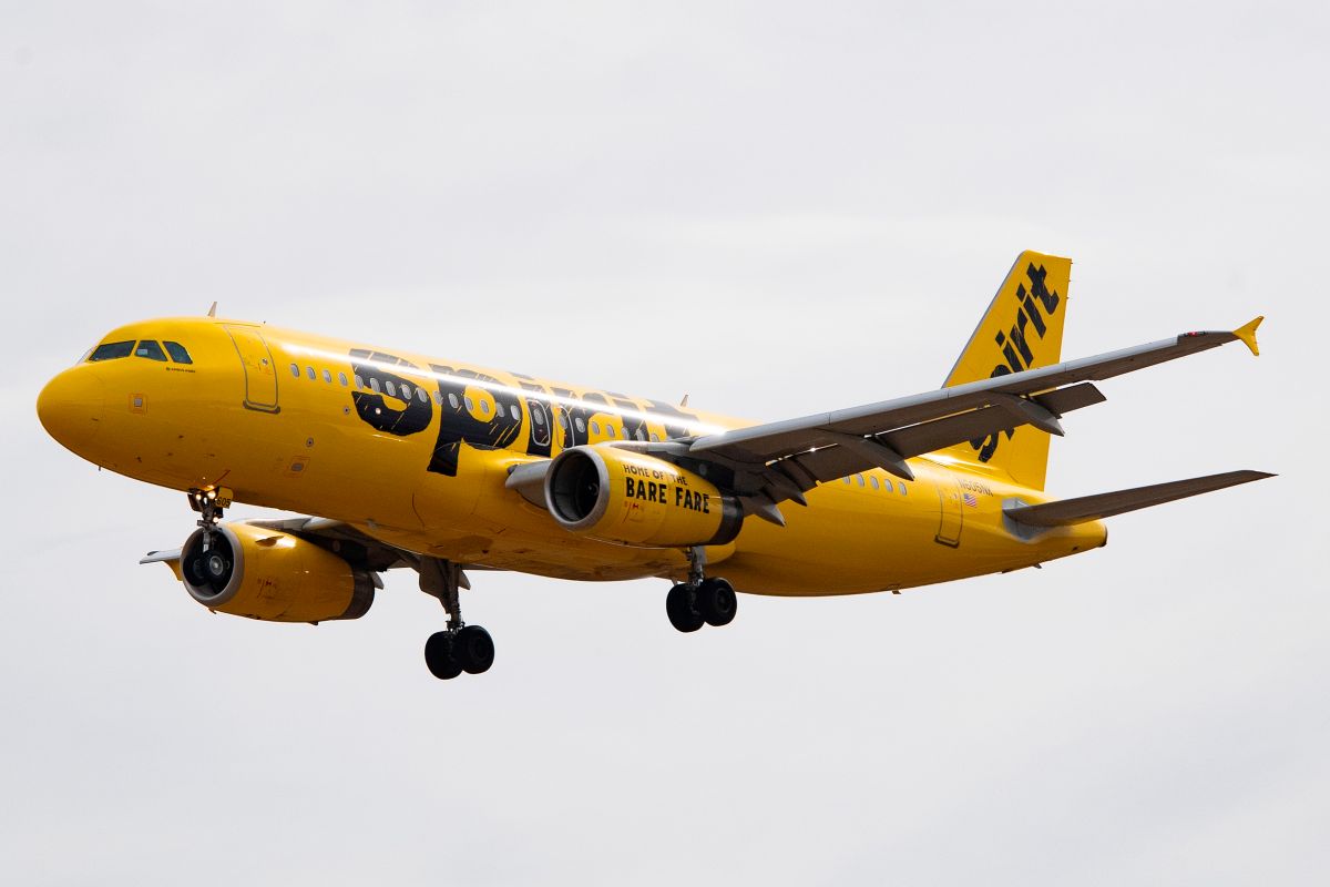Pasajero sin camisa trató de abrir la puerta de un avión de Spirit Airlines  en pleno vuelo - La Opinión