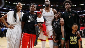 Dwayne Wade posa junto a su esposa Gabrielle Union, su sobrino Dahveon Morris y sus hijos Kaavia James Union Wade, Zaire Wade, Xavier Wade y Zion Wade en el último partido de su carrera en el American Airlines Arena, el 9 de abril de 2019.