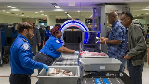 Pasajeros en el control de seguridad del aeropuerto de Miami.