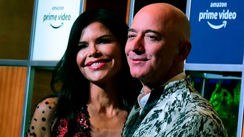 Jeff Bezos junto a su novia Lauren Sánchez.