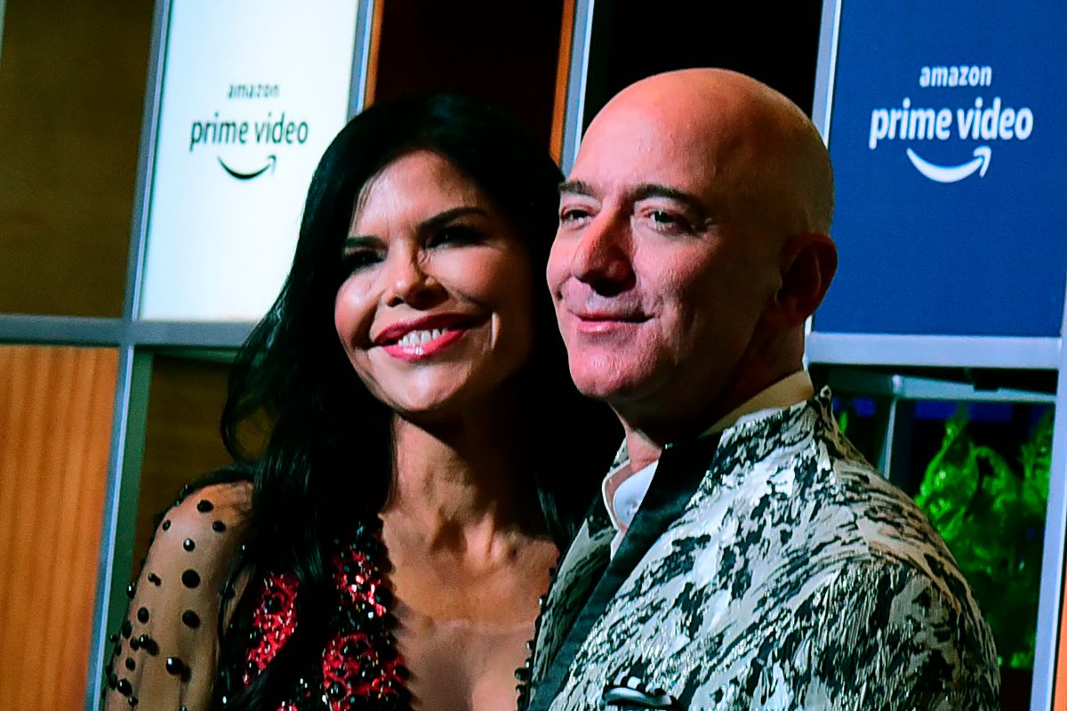Jeff Bezos junto a su novia Lauren Sánchez.