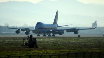 Dos aviones más con evacuados de China llegaron a California.