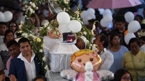 Familiares y amigos le dan el último adiós a Fátima.