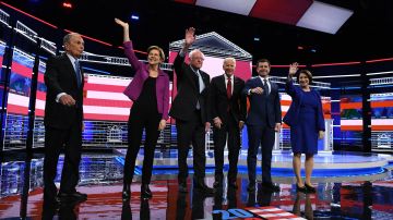 Los candidatos demócratas durante el debate en Las Vegas.