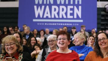 Espectadores aplauden a Elizabeth Warren en un mitin de campaña en Iowa City.
