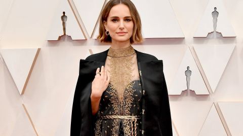 Portman llevaba bordados nombres de mujeres directoras en su capa Dior.