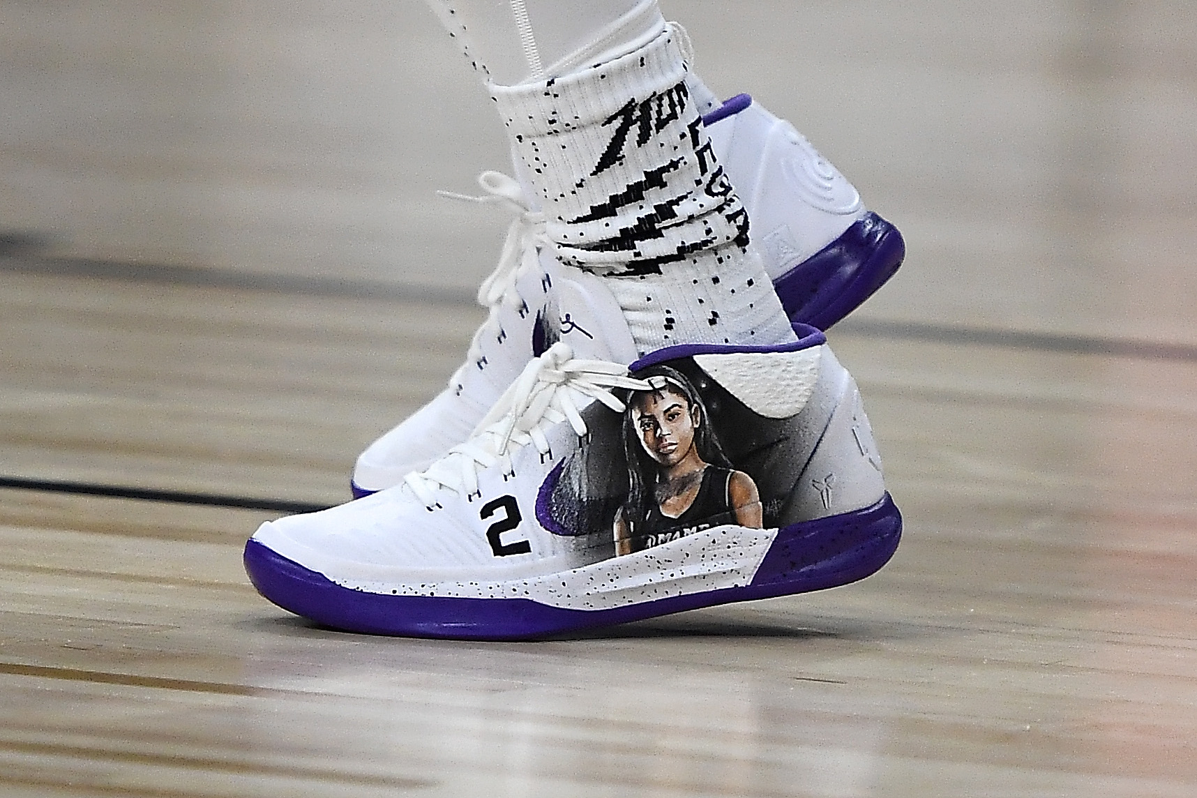 Algunos jugadores portaron sus zapatillas deportivas con estampados llamativos en homenaje a Kobe Bryant y su hija Gianna/Foto: Getty Images