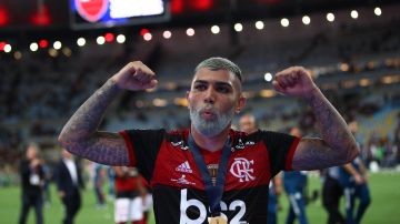 RIO DE JANEIRO, BRAZIL - FEBRUARY 26: Gabriel Barbosa of Flamengo celebrates after defeating by 3-0 (5-2 on aggregate) Independiente del Valle in the second leg of Recopa Sudamericana 2020 at Maracana Stadium on February 26, 2020 in Rio de Janeiro, Brazil. (Photo by Buda Mendes/Getty Images)