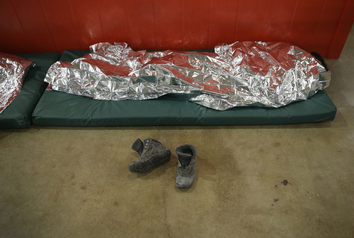 Un niño arropado con manta térmica en cárcel de ICE.