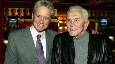 Kirk Douglas junto a su hijo Michael Douglas.