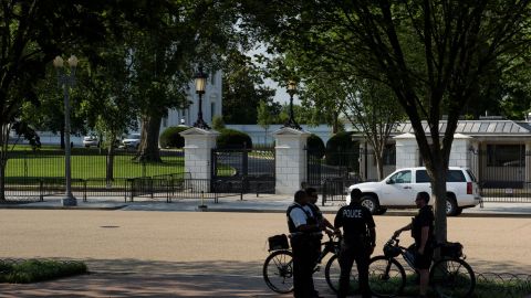 Agentes del Servicio Secreto vigilan permanentemente la Casa Blanca y sus alrededores.