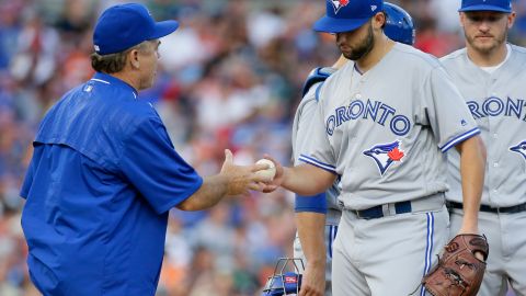 Mike Bolsinger (der.) cuando lanzaba para Toronto en 2017.