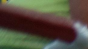 Varios clientes hacen fila con carritos de la compra en un supermercado.