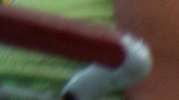 Varios clientes hacen fila con carritos de la compra en un supermercado.