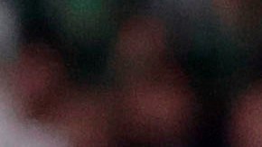 Guido Rodríguez, del Real Betis, lucha por un balón con Sergio Busquets, del FC Barcelona.