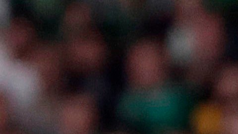 Guido Rodríguez, del Real Betis, lucha por un balón con Sergio Busquets, del FC Barcelona.