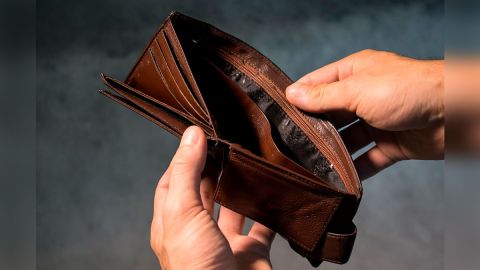 Una personas con un acento fuerte podría ganar hasta $8,000 dólares menos al año.