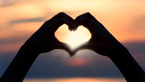 El hombre ha encontrado el éxito en los negocios, pero no en las cuestiones del amor.