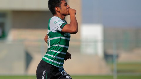 Torreon, Coahuila, 06 de Diciembre de 2014. Eduardi Daniel Aguirre (San) anota gol durante el partido de Semifinal Vuelta del Torneo de Apertura 2014 de la Liga MX Categoria Sub 17 entre los Guerrreros del Santos Laguna y las Aguilas del America, celebrado en el estadio Caliente. Foto: Imago7/Manuel Guadarrama