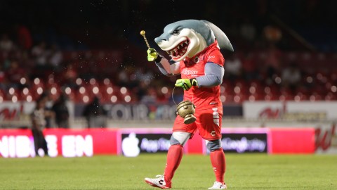 El Tibu Jarocho, la mascota de los Tiburones Rojos de Veracruz.