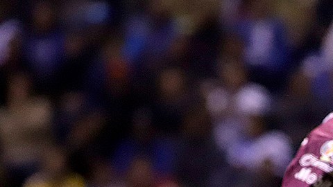 Sebastián Córdova conduciendo la pelota.