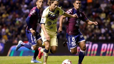 Sebastián Córdova conduciendo la pelota.