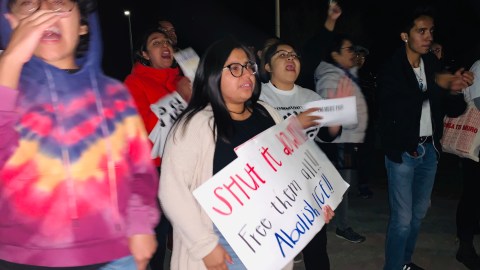 Hubo protestas durante la Junta de los comisionados que aprobaron un nuevo centro de detención.