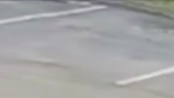 Fotograma del video de seguridad donde se ven a los tres sospechosos robando a un hombre en Hialeah con la técnica del "robo del abrazo".