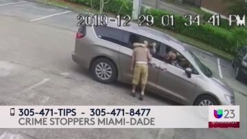 Fotograma del video de seguridad donde se ven a los tres sospechosos robando a un hombre en Hialeah con la técnica del "robo del abrazo".