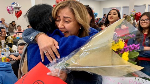 Olga Lidia López estaba super emocionada de reencontrarse con su madre Josefina López. (Araceli Martínez/La Opinión).