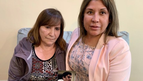 La abogada Patricia Corrales y Tesla Cancino liden la liberación de Juan Cancino, bajo custodia en la prisión para inmigrantes de Adelanto (Araceli Martínez/La Opinión).