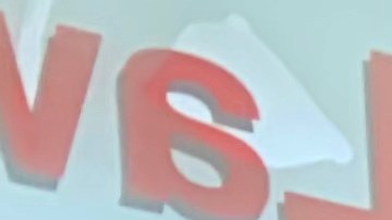 La abogada Patty Corrales muestra una imagen de su cliente Juan Cancino. (Araceli Martínez/La Opinión).