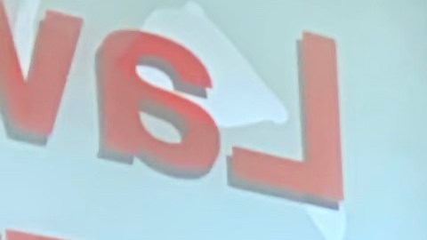 La abogada Patty Corrales muestra una imagen de su cliente Juan Cancino. (Araceli Martínez/La Opinión).