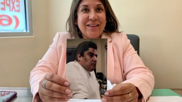 La abogada Patty Corrales muestra una imagen de su cliente Juan Cancino. (Araceli Martínez/La Opinión).
