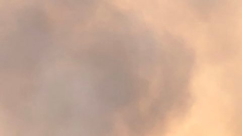 Incendio se extiende rápidamente en Riverside, al este de Los Ángeles.