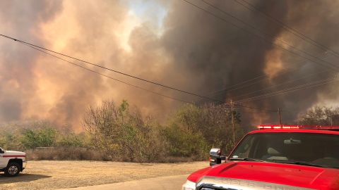 Incendio se extiende rápidamente en Riverside, al este de Los Ángeles.