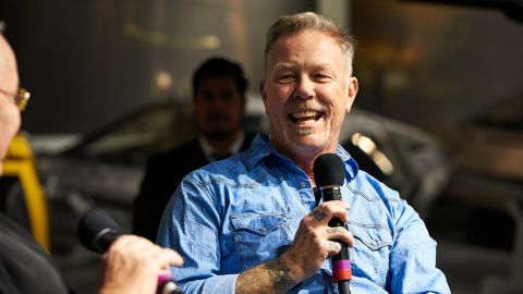 James Hetfield en una charla con personal del museo el día de la apertura de la exhibición. Foto: Cortesía