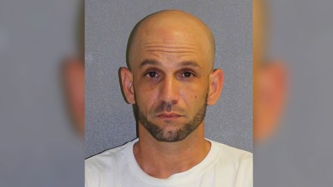 Jason Minton, de 43 años, ahora se enfrenta a varios cargos.
