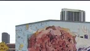 Varios artistas pintaron el mural dedicado a Kobe Bryant en Miami.