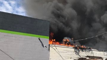 El incendio en el 743 Kohler St, en Los Angeles.