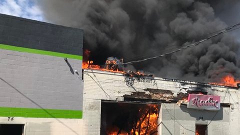 El incendio en el 743 Kohler St, en Los Angeles.