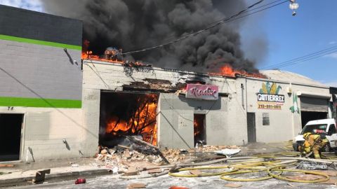 El incendio en el 743 Kohler St, en Los Angeles.