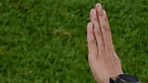 La silbante comenzó a llorar por los insultos.