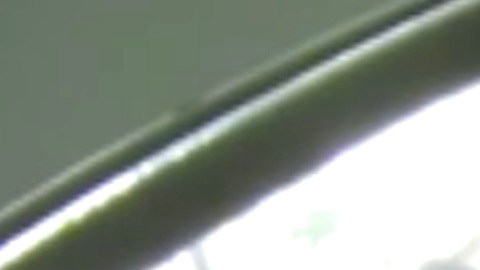 En el video de seguridad se ve a uno de los ladrones mirando por la ventana de la habitación del niño.