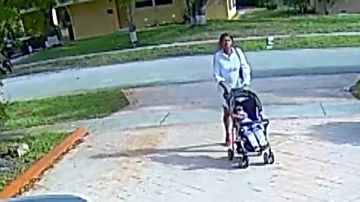 Imagen de la cámara de vigilancia de Fort Lauderdale donde se ve a la ladrona junto a su bebé.