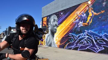 Sam Schneider con su perrito "Rider" llegaron a tomarse fotos (1 de febrero de 2020) junto al mural “Kobe!”, en 100 North La Brea.