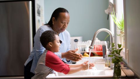 Deja que tus hijos participen en las tareas de aseo.